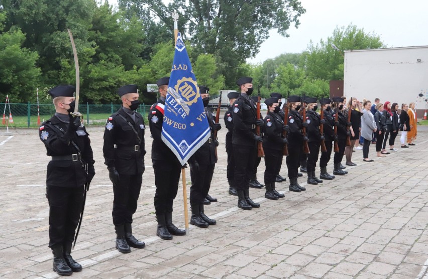 Absolwenci Zakładu Doskonalenia Zawodowego w Radomiu ukończyli klasę policyjną. Odebrali stosowne certyfikaty [DUŻO ZDJĘĆ]