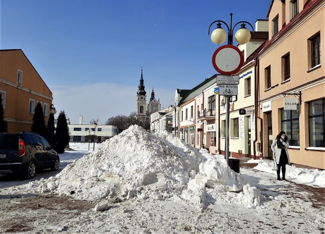 Odśnieżanie Tarnobrzega trwa. - Pracujemy non stop - mówił we wtorek Kazimierz Idzik ze spółki Rejon Dróg Miejskich, która odpowiada za akcję zimowego utrzymania dróg. W niektórych miejscach śnieżne pryzmy sięgają trzech metrów. Nadmiar śniegu będzie wywieziony, jeśli przestanie mieścić się w pasie drogowym. Zobacz na kolejnych slajdach>>>