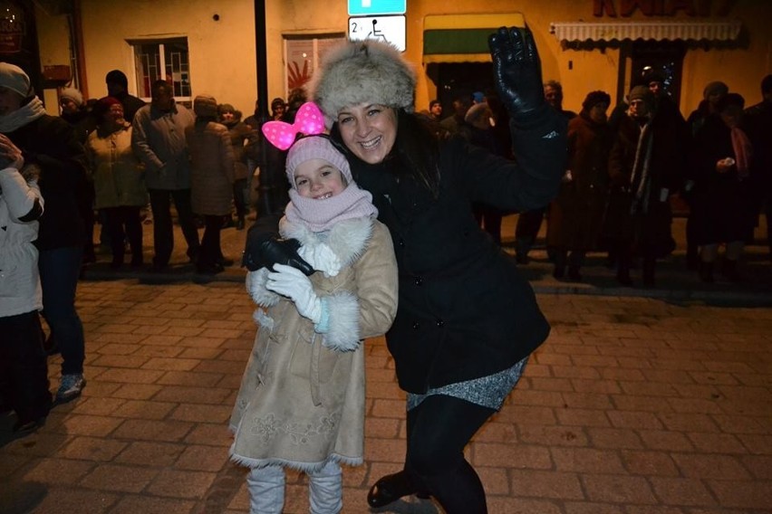 Mieszkańcy Szydłowca powitali nowy rok w Rynku Wielkim. Obok ratusza bawiły się setki osób