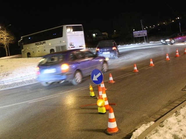 Poranna awaria sieci wodociągowej na ul. Garncarskiej w Słupsku niestety nie jest ostatnią. Znów na jezdnię wylała się woda. Tym razem nieopodal ronda przy ulicy Hubalczyków.