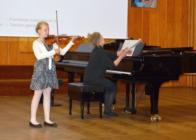 Na skrzypcach gra Alicja Gut z Zespołu Szkół z Rzeszowa.