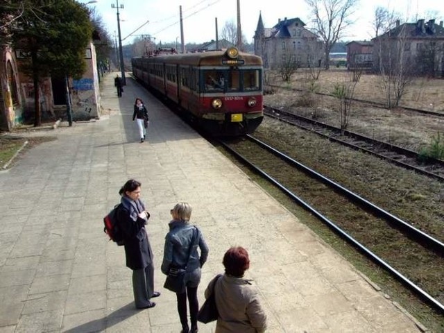 Pasażerowie mają dość spóźnień. Jazda z Kolonowskiego do Opola wydłużyła się z 45 minut do godziny. (fot. Radosław Dimitrow)