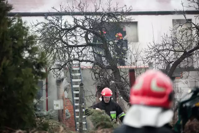W niedzielny poranek strażacy z bydgoskiego Fordonu zostali wezwani do pożaru przy ulicy Celnej. Płonął dom jednorodzinny. Strażakom udało się wydostać z pożogi dwóch mężczyzn, ale niestety na ratunek dla poszkodowanych było za późno. Lokatorzy tego budynku byli już martwi. - W akcji uczestniczyli strażacy strażacy z JRG 1 Bydgoszcz Jednostki Ratowniczo - Gaśniczej nr 2 Fordon, łącznie 4 zastępy - mówi jeden ze strażaków. Potem do działań przyłączył się jeszcze kolejny zastęp. Akcja była trudna. Ogień „siedział” - jak to określają strażacy - wewnątrz budynku. - Badane są przyczyny i okoliczności, w jakich doszło do pożaru - mówi podkomisarz Przemysław Słomski z Komendy Wojewódzkiej Policji w Bydgoszczy. - W sprawie zwrócono się po opinię do biegłego w dziedzinie pożarnictwa. Ustalamy też tożsamość ofiar pożaru.Wideo: INFO Z POLSKI odc.14 - przegląd najciekawszych informacji ostatnich dni w krajuźródło: vivi24/x-news