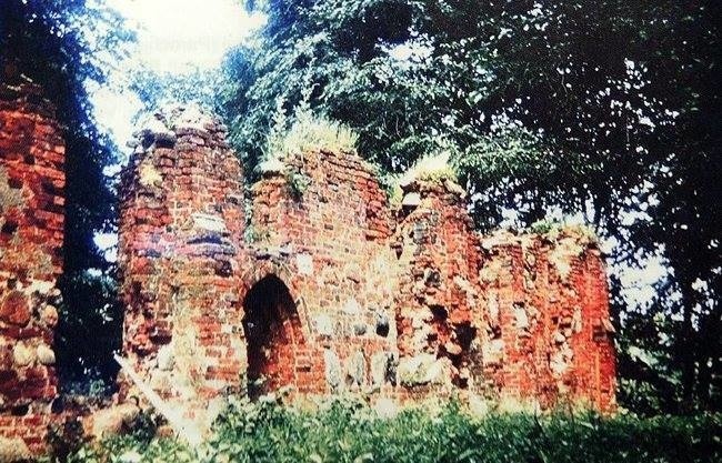 Ruiny starego kościoła w Dretyniu