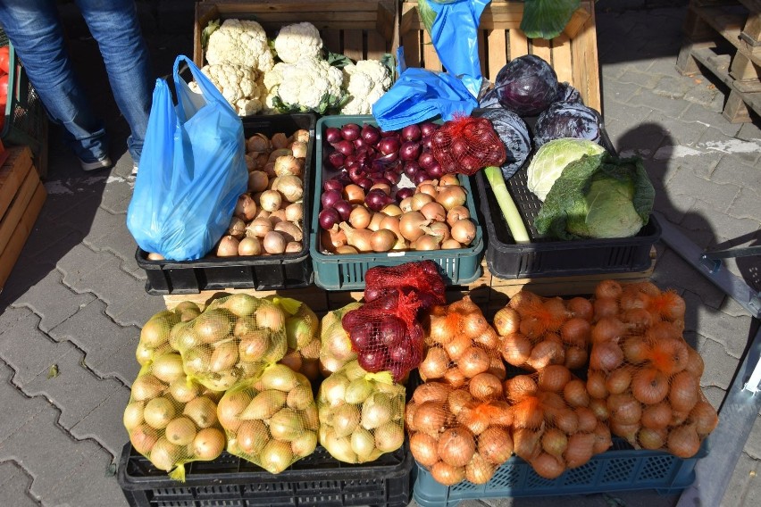 Zobacz ceny warzyw i owoców na sandomierskim targowisku w...
