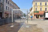 Kurtyna wodna stanęła w centrum Tarnowa pod koniec wakacji i upałów. Chłodziła mieszkańców na Placu Sobieskiego tylko przez jeden dzień