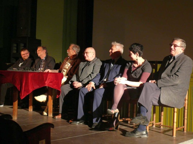 Aktorzy teatru Józefa Żmudy i współcześni twórcy teatralni podczas dyskusji o teatrze.
