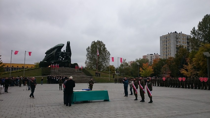 Ślubowanie uczniów klas mundurowych przed pomnikiem Żołnierza Polskiego w Katowicach 