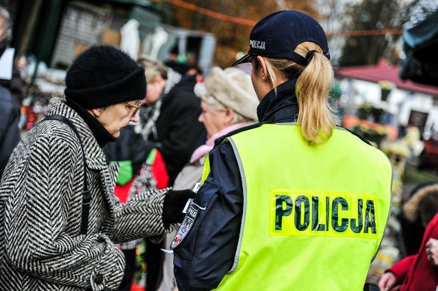 Policjanci zakończyli tegoroczne działania „Znicz”. Policjanci przez sześć dni pracowali na rzecz bezpieczeństwa osób odwiedzających cmentarze. Działania "Znicz" w całej Polsce trwały od piątku (28.10) do środy (2.11) do godz.22. W okolicach lubuskich nekropolii i na trasach dojazdowych nie doszło do poważniejszych zdarzeń drogowych, a ruch odbywał się bez większych utrudnień.Niestety w środę (2 listopada) doszło do dwóch wypadków drogowych, niezwiązanych bezpośrednio z sytuacją pod cmentarzami. Po godzinie 15 na drodze wojewódzkiej nr 318 (Tarnów Jezierny – Radzyń) doszło do potrącenia 57-latki. Kobieta prawdopodobnie wyszła zza stojącego autobusu przed nadjeżdżającego busa. Obrażenia były na tyle poważne, że kobieta zmarła. Z kolei na drodze wojewódzkiej nr 292 (Nowa Sól – Bytom Odrzański) doszło do czołowego zderzenia motoroweru i audi. 59-letni kierowca jednośladu zginął. 22-latek z osobowego auta nie odniósł obrażeń. Funkcjonariusze będą wyjaśniać szczegółowe okoliczności tego zdarzenia.Od 28 października do 2 listopada na drogach województwa lubuskiego odnotowano 6 wypadków, w których zginęły 2 osoby, a 7 zostało rannych. Policjanci w tym czasie zatrzymali 43 kierowców, którzy do auta wsiedli po alkoholu.Działania „Znicz” to czas intensywnej pracy i zaangażowania wielu policjantów. Służba w okolicach cmentarzy powoduje, że kierowcy zachowują się rozsądniej, a piesi mogą czuć się bezpieczniej. Zrozumienie pracy policjantów i prawidłowe zachowanie osób odwiedzających zmarłych sprawiły, że w okolicach cmentarzy nie doszło do poważniejszych zdarzeń.Jak podkreślają sami policjanci, z roku na rok współpraca z uczestnikami ruchu w rejonie cmentarzy wygląda coraz lepiej, za co chcieliby podziękować.