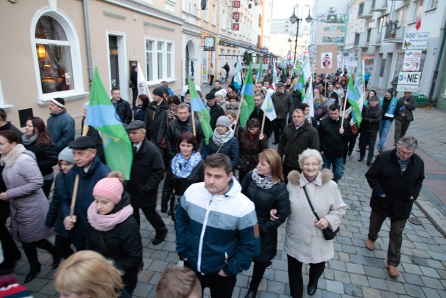 Mieszkańcy Dobrzenia regularnie organizują manifestacje przeciw powiększeniu Opola kosztem terenów ich gminy.