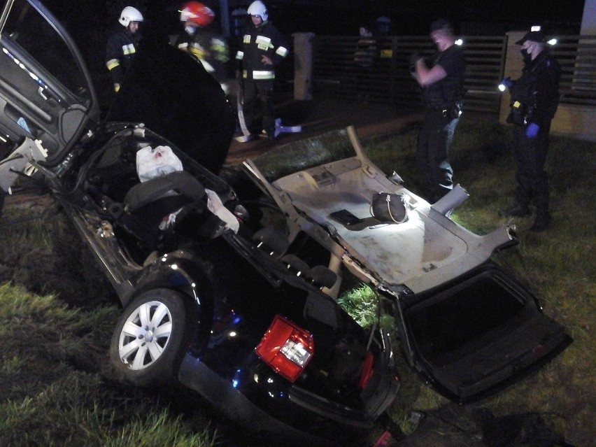 Parcewo. Wypadek w powiecie bielskim. Audi uderzyło w betonowy przepust. Trzy osoby ranne [ZDJĘCIA]