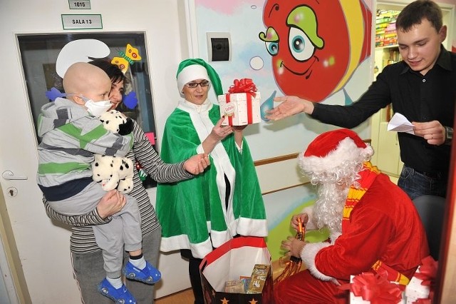 Mali pacjenci białostockiego Dziecięcego Szpitala Klinicznego otrzymali świąteczne paczki ze słodyczami i zabawkami