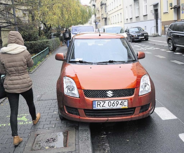 Samochody parkujące na chodnikach to stały problem m.in. na ul. Urzędniczej