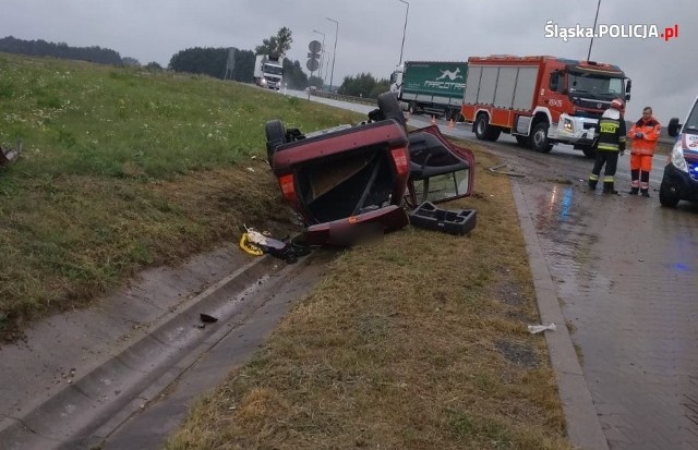 Na zjeździe z A4 dachował w minioną sobotę samochód z czwórką pasażerów: dwoje dorosłych i dwoje małych dzieci.