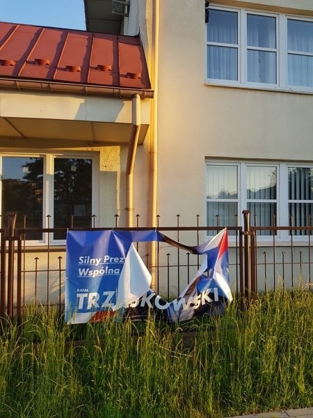 Wyborczy skandal w Starachowicach. Jednej nocy zniszczono kilkadziesiąt banerów kandydata na prezydenta [ZDJĘCIA]
