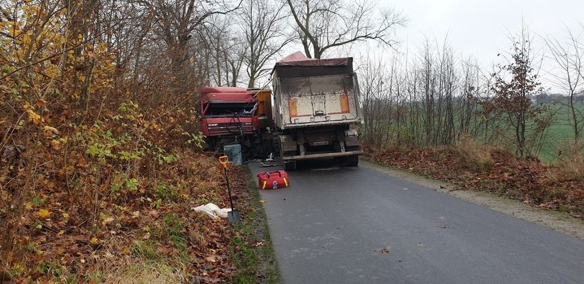 Czołowe zderzenie dwóch ciężarówek przewożących buraki w Mąkowarsku [zdjęcia]