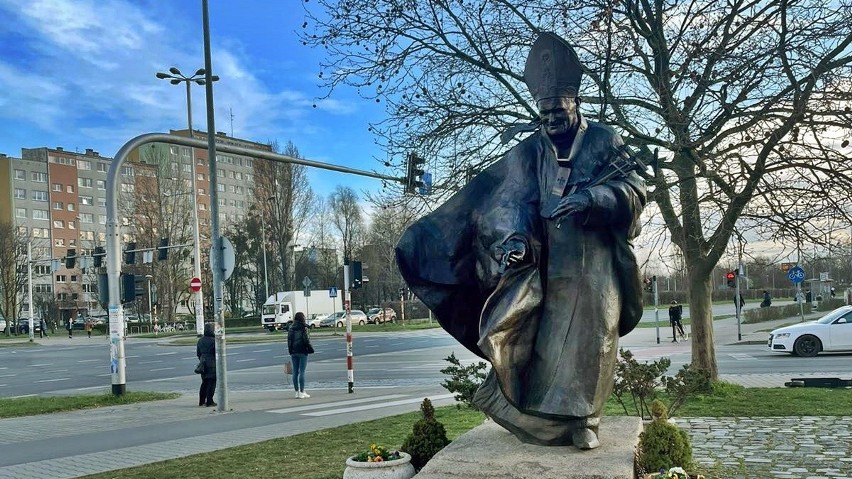Pomnik Jana Pawła II przy kościele św. Maksymiliana stoi...