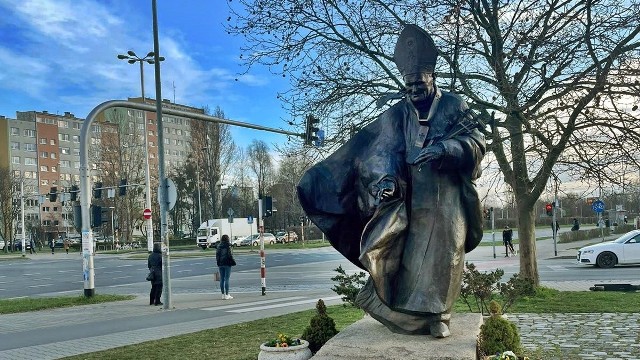 Pomnik Jana Pawła II przy kościele św. Maksymiliana stoi niedaleko ulicy, na dość wyeksponowanym miejscu.