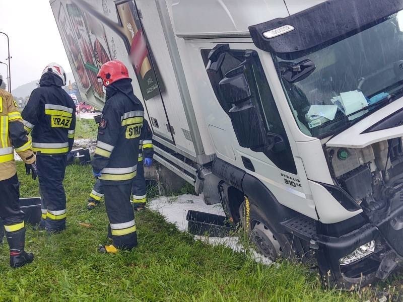 Wypadek na dk 75 w Łososinie Dolnej. Zderzyły się dwa busy i tir, droga była zablokowana [AKTUALIZACJA]