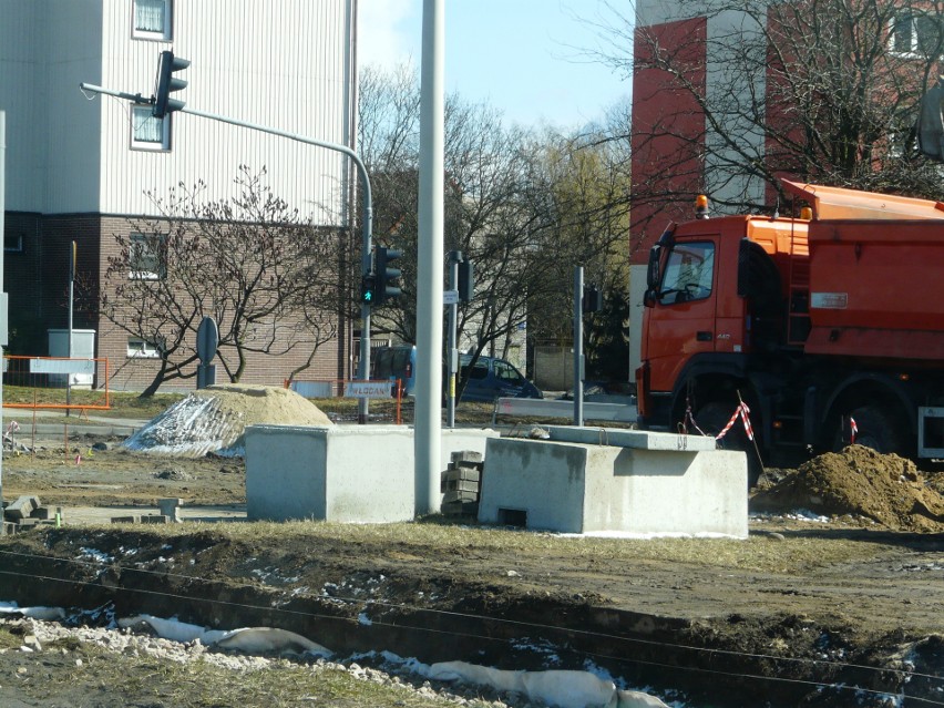 Pabianice. Budują torowisko na kolejnym odcinku ul. Warszawskiej. Wielka modernizacja linii 41 ZDJĘCIA