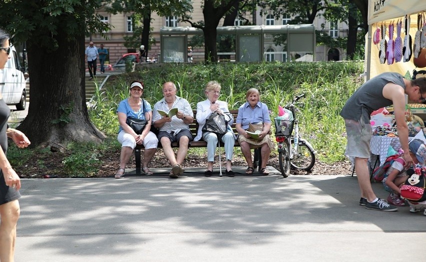 Ławka w wyremontowanym parku Krakowskim