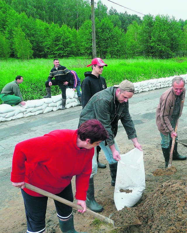 Grupa mieszkańców Pogórskiej Woli, aby zatrzymać potoczek ułożyła ponad 1000 worków