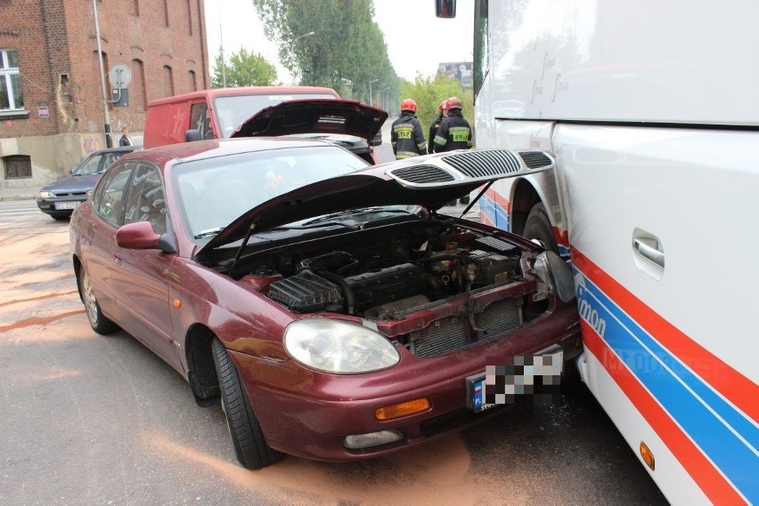 Wypadek z udziałem autokaru na Kilińskiego. Jedna osoba ranna [ZDJĘCIA+FILM]