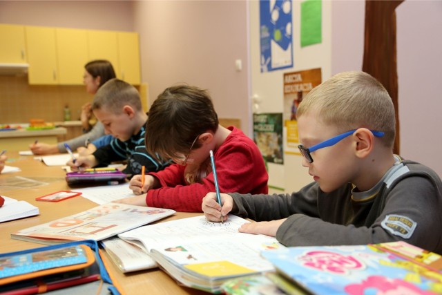 Jak zauważają rodzice, formalności związane z edukacją domową są dziś mniej skomplikowane niż kilka lat temu. Zmiana forma edukacji jest możliwa w dowolnym momencie roku szkolnego. Może zdecydować się na nią rodzic każdego dziecka, objętego obowiązkiem szkolnym i przedszkolnym