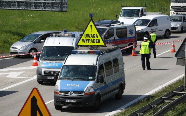 Do wypadku doszło w sobotę (19 stycznia) po godzinie 17.00 na A1 między węzłami Nowe Marzy a Grudziądzem. Z naszych ustaleń wynika, że przewrócił się tam wojskowy bus, fiat ducato. Kiedy dotarli do niego strażacy, leżał na poboczu.- Pojazd dachował. Strażacy używali sprzętu hydraulicznego do uwolnienia osób, które podróżowały busem - informuje oficer dyżurny z Komendy Powiatowej PSP w Świeciu.Cztery osoby zostały przewiezione do szpitala w Grudziądzu, a jedna do Świecia. Wśród poszkodowanych jest 17-latek.Stop Agresji Drogowej. Odcinek 5