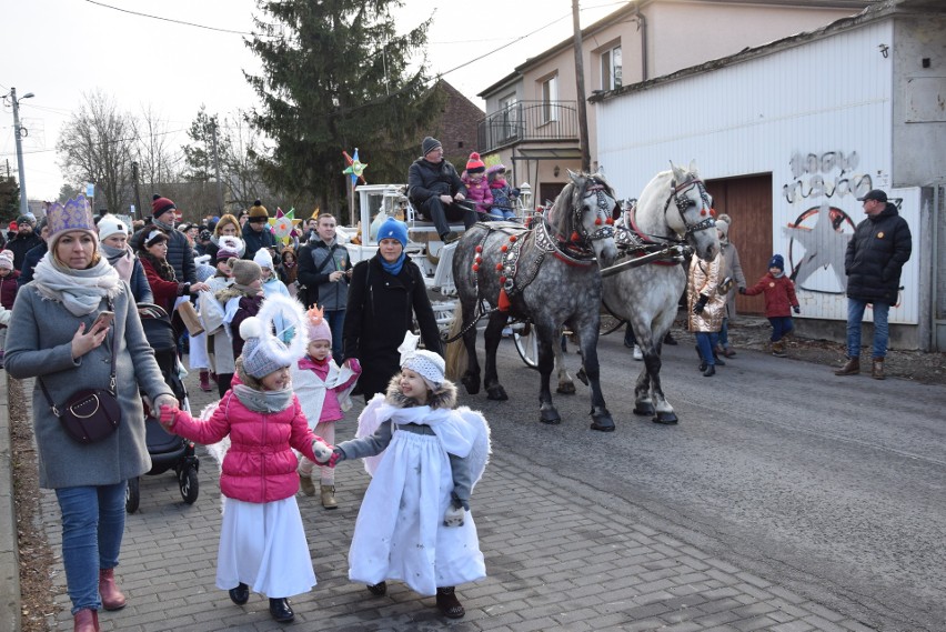 Orszak Trzech Króli 2020 Zabierzów. Trzej Królowie przed remizą spotkali Heroda, a na Rynku składali hołd Jezusowi [ZDJĘCIA]