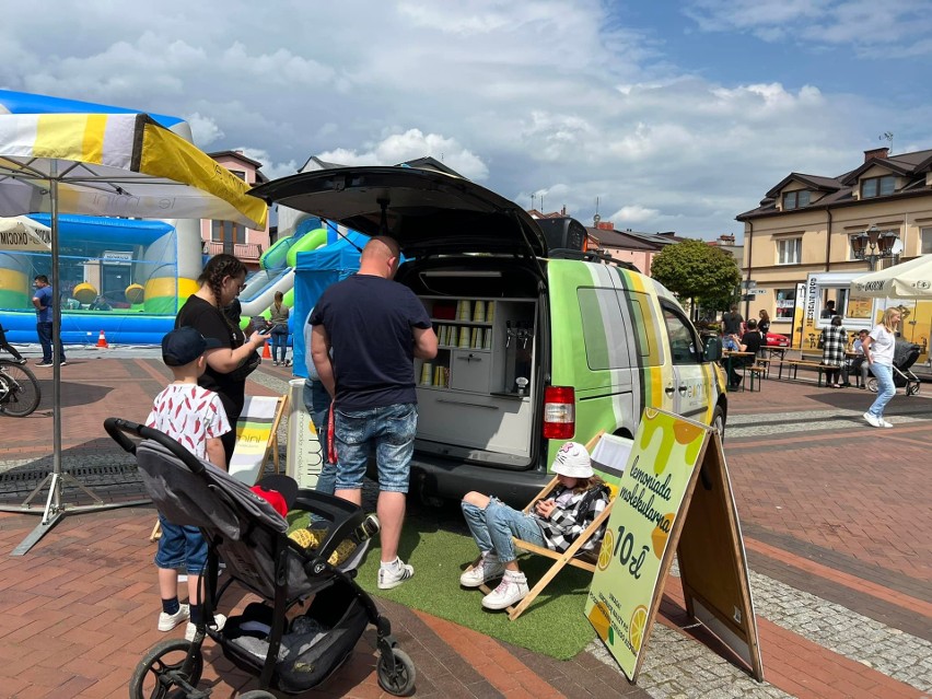 Wiele osób na Zlocie Food Trucków w Warce. Było pełno przekąsek i atrakcji. Zobaczcie zdjęcia