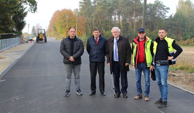 Końcowy etap budowy drogi. Od lewej Tomasz Mordziński - dyrektor Powiatowego Zarządu Dróg w Zwoleniu, Waldemar Urbański - wicestarosta, Stefan Bernaciak - starosta zwoleński oraz pracownicy budowy.