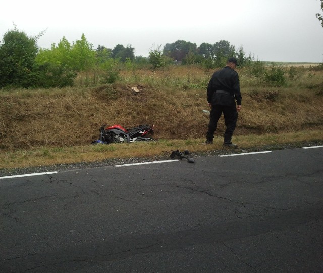 Wypadek w miejscowości Krupe: Motocyklista wciągnięty pod ciężarówkę