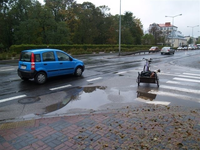 Rowerzysta potrącony na pasach