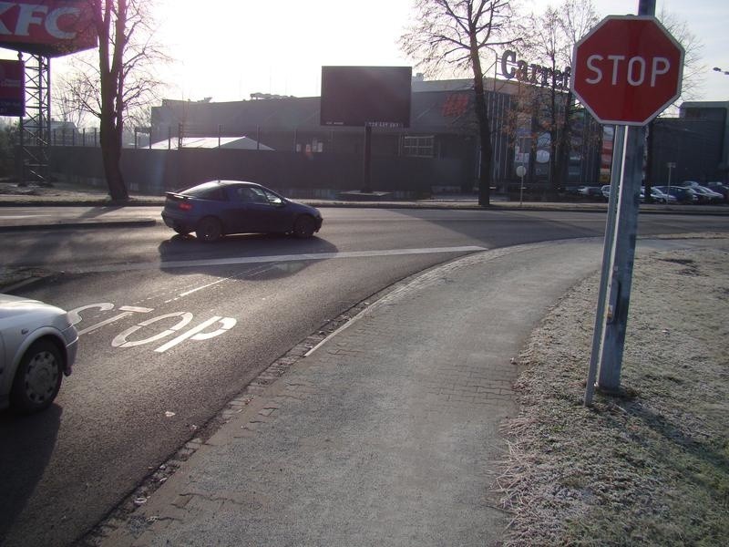 Znaki stopu hamują ruch na dwóch newralgicznych rondach w ciągu drogi krajowej 44 w Oświęcimiu