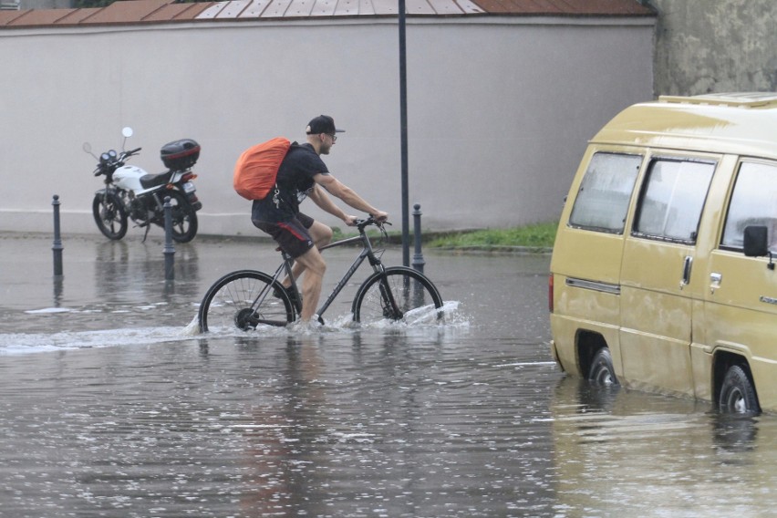 Burza w Łodzi! Sparaliżowane ulice, rozlewiska, zalane wiadukty. Zobaczcie, co się działo [GALERIA ZDJĘĆ]