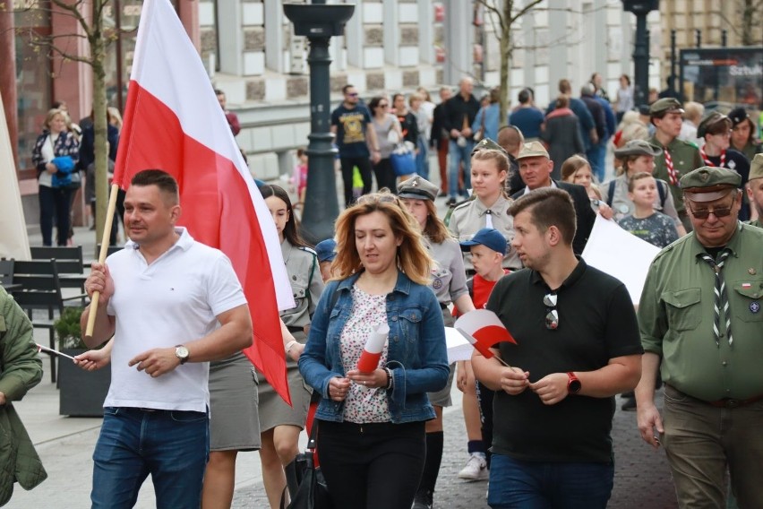 Dzień Flagi Rzeczypospolitej Polskiej w Łodzi. Gigantyczna flaga na ul. Piotrkowskiej
