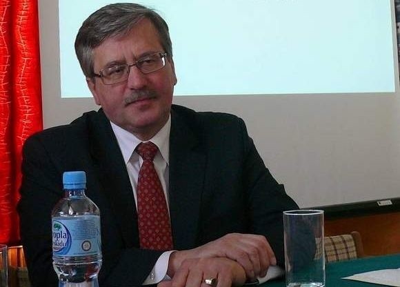 Prezydent Bronisław Komorowski wręczył w czwartek w Warszawie nominacje profesorskie.