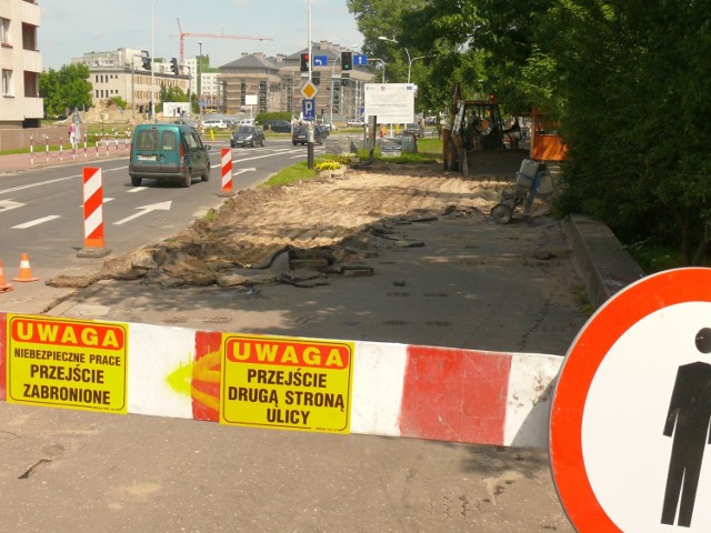 Zrywanie asfaltu na chodniku przy ulicy Popiełuszki.