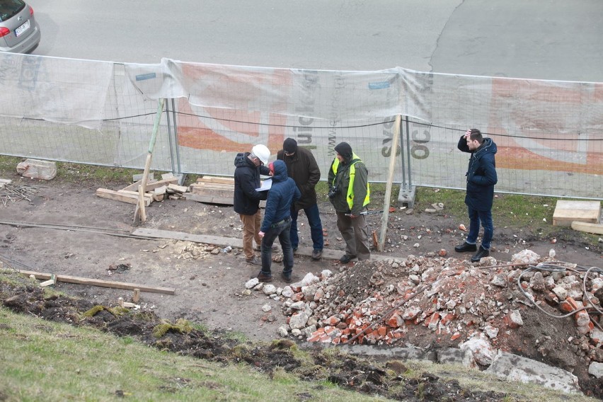 Wypadek w Krakowie. Pod Wawelem runął mur. Nie żyje robotnik [ZDJĘCIA, WIDEO]