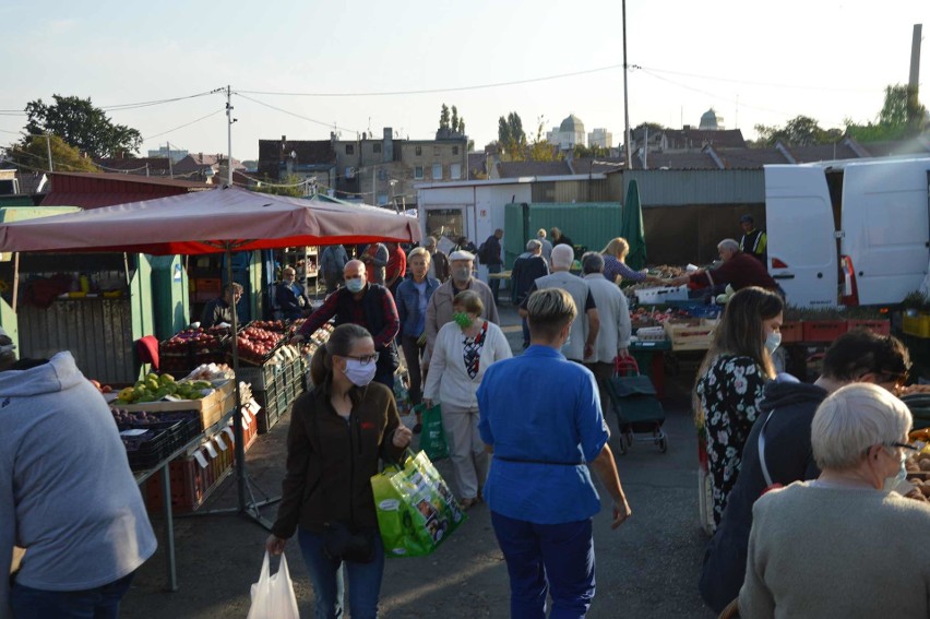 Lato powoli dobiega końca, a tymczasem handel na targowisku...