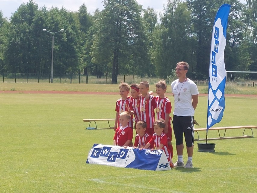 W Radoszycach rywalizowali młodzi piłkarze. Tych akcji nie powstydziliby się nawet profesjonaliści. Zobacz zdjęcia