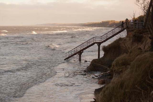 Sztorm pod koniec grudnia 2023 r. spowodował straty na plaży w Ustce. M.in. na jednym z zejść na plażę uszkodzeniu uległy stalowe schody.