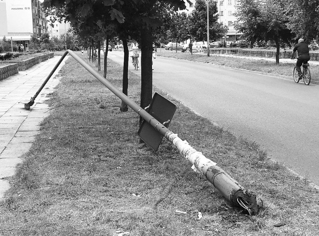 Uliczna latarnia przewróciła się przy wejściu na osiedle, od strony al. Żołnierza Bocznej. Obok niej codziennie przechodziły setki osób.