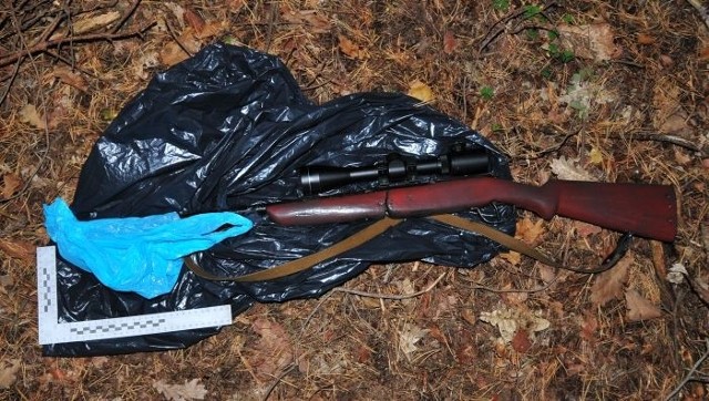 Broń znaleziona w lesie.