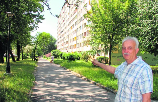 Mirosław Smołuch, kierownik administracji osiedla Sady pokazuje długą drogą wzdłuż bloków gdzie powstanie promenada