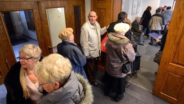 W bydgoskim oddziale PZU przy ulicy Grodzkiej w długiej kolejce czekają też osoby starsze i poruszające się np. o kulach
