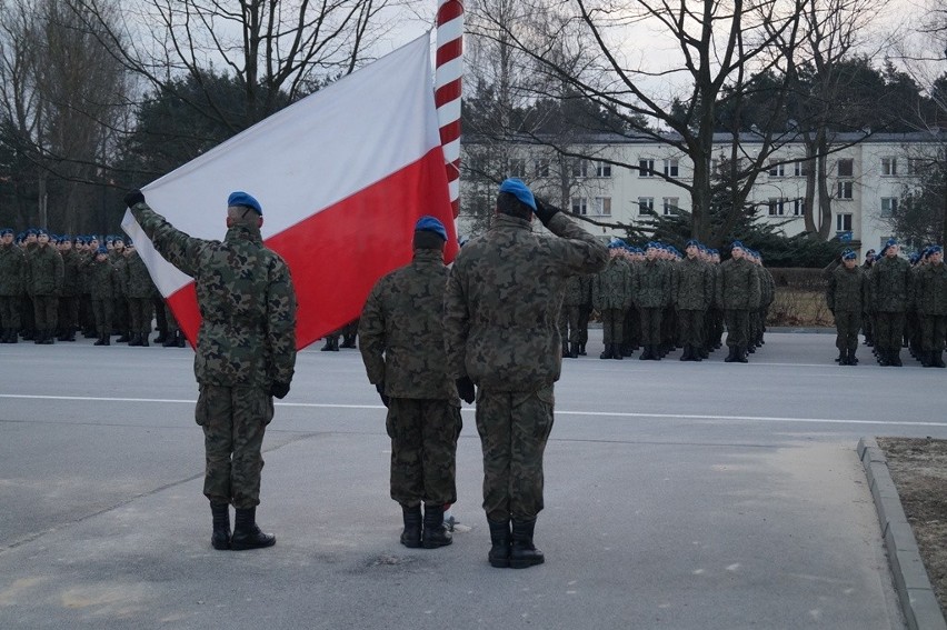 Żołnierze służby przygotowawczej z kieleckiej Bukówki otrzymali broń (ZDJĘCIA)