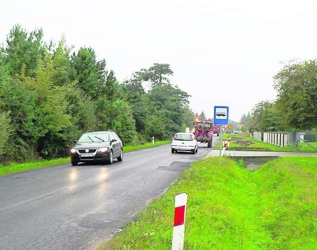 Przystanek autobusu szkolnego na ul. Jastrzębiej w Żołędowie znajduje się tuż przy ruchliwej drodze w bliskiej odległości rowu