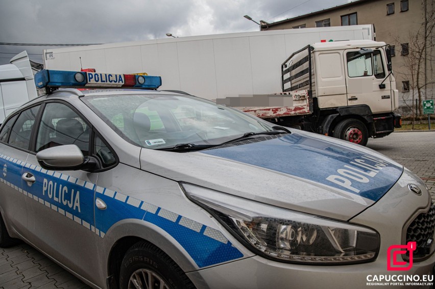 Ciężarówka znaleziona w centrum Borzęcina, została w...